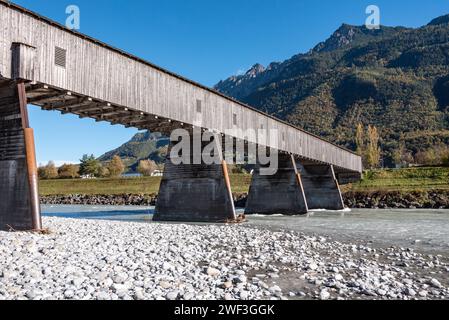 Die historische alte Rheinbrücke zwischen der Schweiz und Liechtenstein Stockfoto