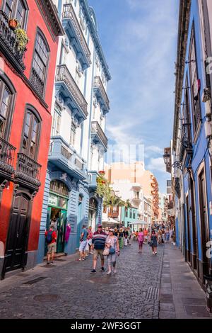Die wichtigste Touristenstraße von Santa Cruz mit Geschäften, Cafés und farbenfrohen Gebäuden ist die Calle Real auf der kanarischen Insel La Palma. Stockfoto