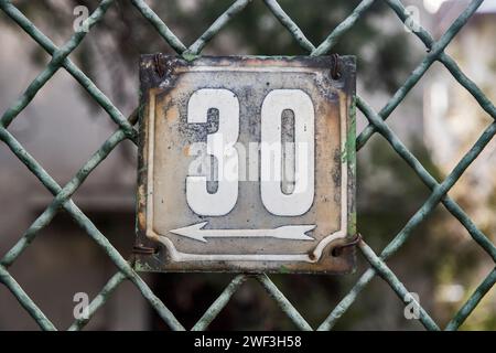 Verwitterte Grunge quadratisch metallisch emaillierte Platte der Nummer der Straße mit der Nummer 30 Stockfoto