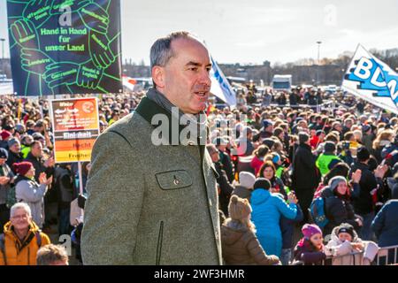 Hubert Aiwanger, Teilnehmer bei Kundgebung der Mittelstand steht auf, gegen die Ampelpolitik, Theresienwiese, München, 28. Januar 2024 Deutschland, München, 28. Januar 2024, Hubert Aiwanger, stellvertretender Bayerischer Ministerpräsident, Vorsitzender der Freien Wähler, Teilnehmer bei: Der Mittelstand steht auf, Motto einer Protest-Kundgebung auf der Theresienwiese, steht auf der Ladefläche eiines Anhängers, Protest gegen die Politik der Ampelregierung, organisiert von einem Bündnis Hand in Hand für unser Land , CA. 10,000 Teilnehmer, angesprochen waren u.a. Mittelständler, Handwerker, Bauern Stockfoto