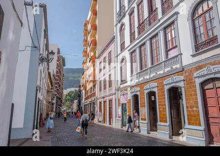 Die wichtigste Touristenstraße von Santa Cruz mit Geschäften, Cafés und farbenfrohen Gebäuden ist die Calle Real auf der kanarischen Insel La Palma. Stockfoto