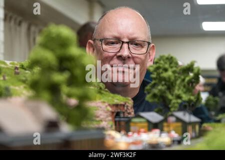 Kendal, Cumbria 28. Januar 2024 - Junge und alte Zugbegeisterte genießen die Exponate der Modelleisenbahn im Kendal Leisure Centre in Cumbria. Vor Kurzem hat die Warley National Model Railway Exhibition in Birmingham ihre jährliche Ausstellung wegen einer alternden Mitgliedschaft abgesagt. Die Kinder in Kendal waren alle fasziniert von den Ausstellungen, als die Züge die Strecke umrundeten. Quelle: Stop Press Media/Alamy Live News Stockfoto