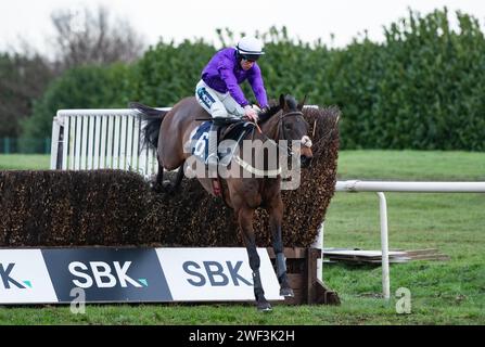 Doncaster Racecourse, Großbritannien. Januar 2024. Einige Scope und Gavin Sheehan gewannen die SBK Handicap Chase für Trainer Richard Hobson und Besitzer Rubicon Racing. Credit JTW equine Images / Alamy Live News Stockfoto