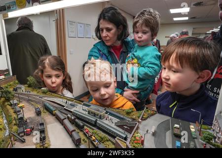 Kendal, Cumbria 28. Januar 2024 *fotografiert mit Erlaubnis der Eltern* - Junge und alte Zugliebhaber genießen die Exponate der Modelleisenbahn im Kendal Leisure Centre in Cumbria. Vor Kurzem hat die Warley National Model Railway Exhibition in Birmingham ihre jährliche Ausstellung wegen einer alternden Mitgliedschaft abgesagt. Die Kinder in Kendal waren alle fasziniert von den Ausstellungen, als die Züge die Strecke umrundeten. Quelle: Stop Press Media/Alamy Live News Stockfoto