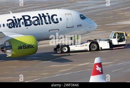 Flugbetrieb auf dem Flughafen Zürich-Kloten ZRH. Ein Passagierflugzeug der Fluggesellschaft Air Baltic vom Typ Airbus A220-300 mit der Kennung YL-AAV auf dem Flughafen Zürich-Kloten ZRH. *** Flugbetrieb am Flughafen Zürich Kloten ZRH Ein Passagierflugzeug der Fluggesellschaft Air Baltic vom Typ Airbus A220 300 mit der Registrierung YL AAV am Flughafen Zürich Kloten ZRH Stockfoto