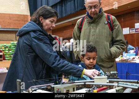 Kendal, Cumbria 28. Januar 2024 *fotografiert mit Erlaubnis der Eltern* - Junge und alte Zugliebhaber genießen die Exponate der Modelleisenbahn im Kendal Leisure Centre in Cumbria. Vor Kurzem hat die Warley National Model Railway Exhibition in Birmingham ihre jährliche Ausstellung wegen einer alternden Mitgliedschaft abgesagt. Die Kinder in Kendal waren alle fasziniert von den Ausstellungen, als die Züge die Strecke umrundeten. Quelle: Stop Press Media/Alamy Live News Stockfoto