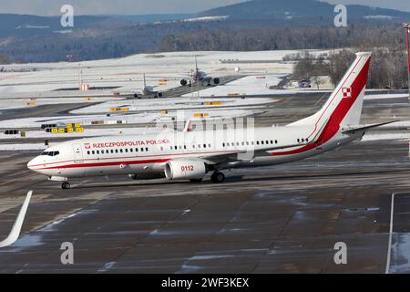 Flugbetrieb auf dem Flughafen Zürich-Kloten ZRH. Eine Boeing 737-800BBJ2 der polnischen Luftwaffe mit der Kennung 0112 während des Weltwirtschaftsforums WEF auf dem Flughafen Zürich. *** Flugbetrieb am Flughafen Zürich Kloten ZRH A Boeing 737 800BBJ2 der polnischen Luftwaffe mit der Registrierungsnummer 0112 während des Weltwirtschaftsforums WEF am Flughafen Zürich Stockfoto