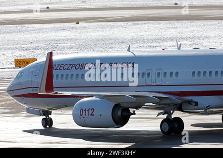 Flugbetrieb auf dem Flughafen Zürich-Kloten ZRH. Eine Boeing 737-800BBJ2 der polnischen Luftwaffe mit der Kennung 0112 während des Weltwirtschaftsforums WEF auf dem Flughafen Zürich. *** Flugbetrieb am Flughafen Zürich Kloten ZRH A Boeing 737 800BBJ2 der polnischen Luftwaffe mit der Registrierungsnummer 0112 während des Weltwirtschaftsforums WEF am Flughafen Zürich Stockfoto