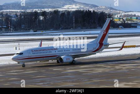 Flugbetrieb auf dem Flughafen Zürich-Kloten ZRH. Eine Boeing 737-800BBJ2 der polnischen Luftwaffe mit der Kennung 0112 während des Weltwirtschaftsforums WEF auf dem Flughafen Zürich. *** Flugbetrieb am Flughafen Zürich Kloten ZRH A Boeing 737 800BBJ2 der polnischen Luftwaffe mit der Registrierungsnummer 0112 während des Weltwirtschaftsforums WEF am Flughafen Zürich Stockfoto