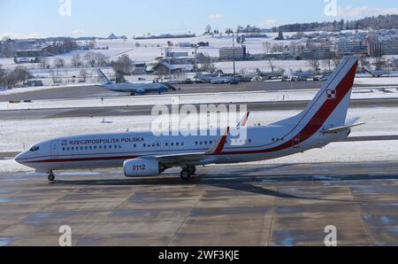 Flugbetrieb auf dem Flughafen Zürich-Kloten ZRH. Eine Boeing 737-800BBJ2 der polnischen Luftwaffe mit der Kennung 0112 während des Weltwirtschaftsforums WEF auf dem Flughafen Zürich. *** Flugbetrieb am Flughafen Zürich Kloten ZRH A Boeing 737 800BBJ2 der polnischen Luftwaffe mit der Registrierungsnummer 0112 während des Weltwirtschaftsforums WEF am Flughafen Zürich Stockfoto