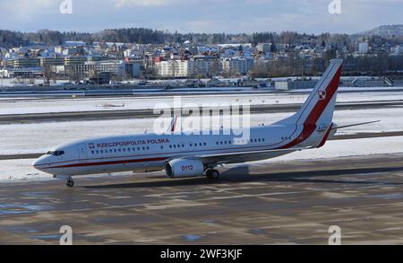 Flugbetrieb auf dem Flughafen Zürich-Kloten ZRH. Eine Boeing 737-800BBJ2 der polnischen Luftwaffe mit der Kennung 0112 während des Weltwirtschaftsforums WEF auf dem Flughafen Zürich. *** Flugbetrieb am Flughafen Zürich Kloten ZRH A Boeing 737 800BBJ2 der polnischen Luftwaffe mit der Registrierungsnummer 0112 während des Weltwirtschaftsforums WEF am Flughafen Zürich Stockfoto