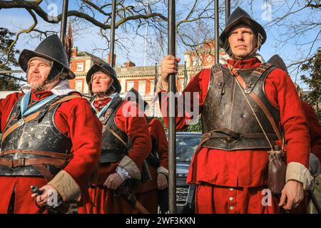 London, Großbritannien. Januar 2024. Freiwillige versammeln sich und machen sich bereit für den marsch. Jedes Jahr marschieren die Freiwilligen der englischen Bürgerkriegsgesellschaft mit der Kings Army entlang der Mall in London und zur Horse Guards Parade, zum Gedenken an Karl I., der am 30. Januar 1649 zum Märtyrer wurde. Jedes Regiment in der Nachstellung besteht aus Offizieren, Musketen, gefolgt von der Farbe, Trommlern, Pikeniern und Gepäck (Frauen und Kinder). Die Prozession wird vom Generalleutnant der Königsarmee und den Reitern geführt. Quelle: Imageplotter/Alamy Live News Stockfoto