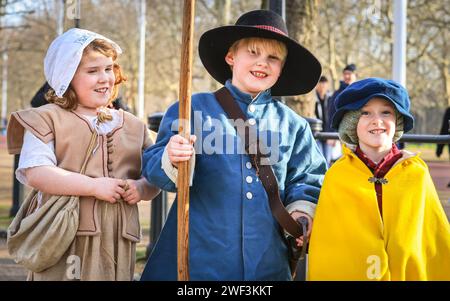 London, Großbritannien. Januar 2024. (l-t-r) die Kinder Ivy, Wilf und Joseph versammeln sich, um an der Prozession teilzunehmen. Jedes Jahr marschieren die Freiwilligen der englischen Bürgerkriegsgesellschaft mit der Kings Army entlang der Mall in London und zur Horse Guards Parade, zum Gedenken an Karl I., der am 30. Januar 1649 zum Märtyrer wurde. Jedes Regiment in der Nachstellung besteht aus Offizieren, Musketen, gefolgt von der Farbe, Trommlern, Pikeniern und Gepäck (Frauen und Kinder). Die Prozession wird vom Generalleutnant der Königsarmee und den Reitern geführt. Quelle: Imageplotter/Alamy Live News Stockfoto