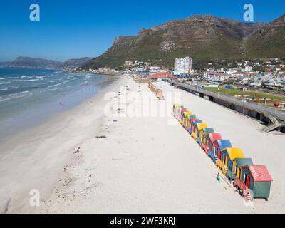 Bunte Strandhütten, West Beach, Muizenberg, Kapstadt, Südafrika Stockfoto