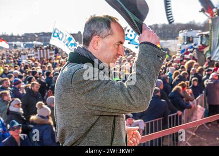 Hubert Aiwanger, Teilnehmer bei Kundgebung der Mittelstand steht auf, gegen die Ampelpolitik, Theresienwiese, München, 28. Januar 2024 Deutschland, München, 28. Januar 2024, Hubert Aiwanger, stellvertretender Bayerischer Ministerpräsident, Vorsitzender der Freien Wähler, Teilnehmer bei: Der Mittelstand steht auf, Motto einer Protest-Kundgebung auf der Theresienwiese, steht auf der Ladefläche eiines Anhängers, Protest gegen die Politik der Ampelregierung, organisiert von einem Bündnis Hand in Hand für unser Land , CA. 10,000 Teilnehmer, angesprochen waren u.a. Mittelständler, Handwerker, Bauern Stockfoto