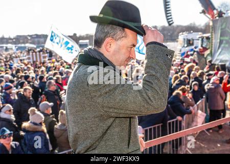 Hubert Aiwanger, Teilnehmer bei Kundgebung der Mittelstand steht auf, gegen die Ampelpolitik, Theresienwiese, München, 28. Januar 2024 Deutschland, München, 28. Januar 2024, Hubert Aiwanger, stellvertretender Bayerischer Ministerpräsident, Vorsitzender der Freien Wähler, Teilnehmer bei: der Mittelstand steht auf, Motto einer Protest-Kundgebung auf der Theresienwiese, steht auf der Ladefläche eiines Anhängers, setzt seinen Filzhut auf, Protest gegen die Politik der Ampelregierung, organisiert von einem Bündnis Hand in Hand für unser Land , CA. 10,000 Teilnehmer, angesprochen waren u.a. Mittelst Stockfoto