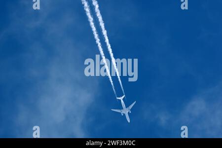 Flugbetrieb auf dem Flughafen Zürich-Kloten ZRH. Ein Passagierflugzeug der deutschen Fluggesellschaft Lufthansa vom Typ Airbus A330-343 mit der Kennung D-AIKN überflag in einer Höhe von 9.853m den Flughafen Zürich-Kloten auf dem Weg nach Abuja, Nigeria. *** Flugbetrieb am Flughafen Zürich Kloten ZRH Ein Passagierflugzeug der deutschen Fluggesellschaft Lufthansa vom Typ Airbus A330 343 mit der Registrierung D AIKN fliegt auf dem Weg nach Abuja, Nigeria, über dem Flughafen Zürich Kloten in einer Höhe von 853 m Stockfoto