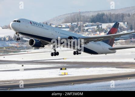 Flugbetrieb auf dem Flughafen Zürich-Kloten ZRH. Ein Passagierflugzeug der US-amerikanischen Fluggesellschaft Delta Air Lines vom Typ Boeing 767-432ER mit der Registrierung N826MH startete vom Flughafen Zürich-Kloten ZRH. *** Flugbetrieb am Flughafen Zürich Kloten ZRH Ein Passagierflugzeug der US-amerikanischen Fluggesellschaft Delta Air Lines vom Typ Boeing 767 432 er mit der Registrierung N826MH startet vom Flughafen Zürich Kloten ZRH Stockfoto