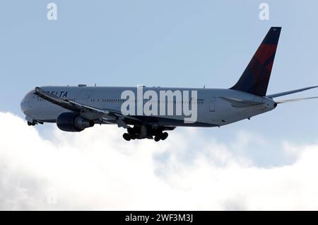 Flugbetrieb auf dem Flughafen Zürich-Kloten ZRH. Ein Passagierflugzeug der US-amerikanischen Fluggesellschaft Delta Air Lines vom Typ Boeing 767-432ER mit der Registrierung N826MH startete vom Flughafen Zürich-Kloten ZRH. *** Flugbetrieb am Flughafen Zürich Kloten ZRH Ein Passagierflugzeug der US-amerikanischen Fluggesellschaft Delta Air Lines vom Typ Boeing 767 432 er mit der Registrierung N826MH startet vom Flughafen Zürich Kloten ZRH Stockfoto