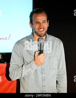 Kirchweidach, Deutschland. Januar 2024. Fußball: Bundesliga, FC Bayern München. Der FC Bayern-Spieler Harry Kane aus England spricht mit den Fans des Fanclubs „die Roten“ in Kirchweidach. Er erhielt die Trophäe für seinen Sieg bei einer bayerischen Mini-Olympiade in Form einer Torschützenkrone, mit der er auch Snuff genießen konnte. Die FC Bayern-Stars machten ihre Besuche im Fanclub wieder wettgemacht, die im Dezember wegen des Winterwetters verschoben worden waren. Quelle: -/Jens Niering/dpa/Alamy Live News Stockfoto