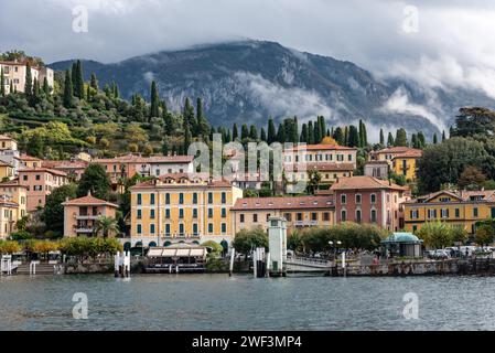 Bellagio am Comer See nach Regen, gesehen von Tremezzo, Italien Stockfoto