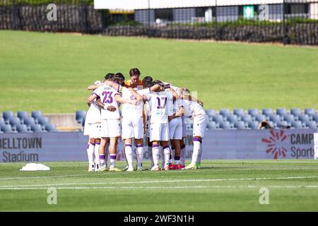 28. Januar 2024; Campbelltown Stadium, Sydney, NSW, Australien: A-League Football, MacArthur FC gegen Perth Glory; Spieler von Perth Glory drängen sich vor Beginn des Spiels Stockfoto