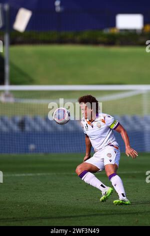 28. Januar 2024; Campbelltown Stadium, Sydney, NSW, Australien: A-League Football, MacArthur FC gegen Perth Glory; Mustafa Amini von Perth Glory dreht sich um den Ball zu kontrollieren Stockfoto