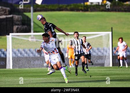 28. Januar 2024; Campbelltown Stadium, Sydney, NSW, Australien: A-League Football, MacArthur FC gegen Perth Glory; Matt Jurman vom Macarthur FC führt den Ball klar an Stockfoto