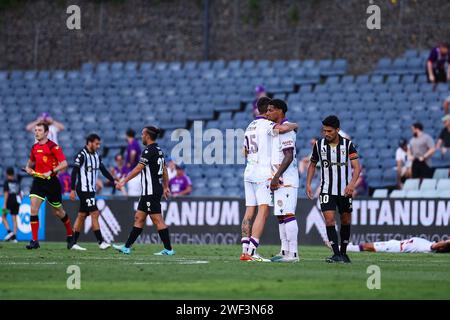 28. Januar 2024; Campbelltown Stadium, Sydney, NSW, Australien: A-League Football, MacArthur FC gegen Perth Glory; die Spieler gratulieren einander am Ende des Spiels Stockfoto