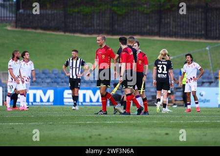 28. Januar 2024; Campbelltown Stadium, Sydney, NSW, Australien: A-League Football, MacArthur FC gegen Perth Glory; die Spieler gratulieren einander am Ende des Spiels Stockfoto