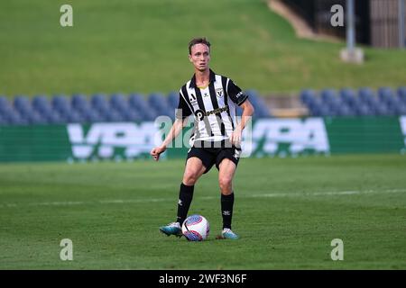 28. Januar 2024; Campbelltown Stadium, Sydney, NSW, Australien: A-League Football, MacArthur FC gegen Perth Glory; Jake Hollman vom Macarthur FC gibt den Ball nach vorne Stockfoto