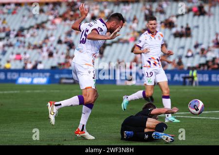 28. Januar 2024; Campbelltown Stadium, Sydney, NSW, Australien: A-League Football, Aleksandar Susnjar von Perth Glory schlägt Valere Germain vom Macarthur FC, der als Elfmeterschieß an Macarthur FC vergeben wurde Stockfoto