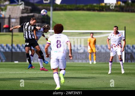 28. Januar 2024; Campbelltown Stadium, Sydney, NSW, Australien: A-League Football, MacArthur FC gegen Perth Glory; Valere Germain von Macarthur FC gewinnt das Luftduell Stockfoto