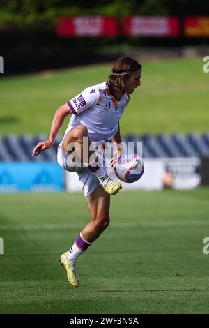 28. Januar 2024; Campbelltown Stadium, Sydney, NSW, Australien: A-League Football, MacArthur FC gegen Perth Glory; Daniel Bennie von Perth Glory kontrolliert den Ball Stockfoto