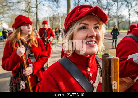 London, Großbritannien. Januar 2024. Die King's Army Annual March and Parade, die von der English Civil war Society organisiert wird, folgt der Route, die Karl I. vom St James Palace auf der Mall bis zum Ort seines Todes im Banqueting House in Whitehall, London nahm. Diese Veranstaltung folgt seit über 40 Jahren einem ähnlichen Format. Guy Bell/Alamy Live News Stockfoto