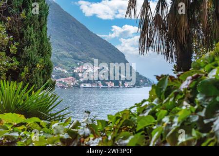 Blick auf Fiumelatte am Comer See, aus Varenna, Italien Stockfoto