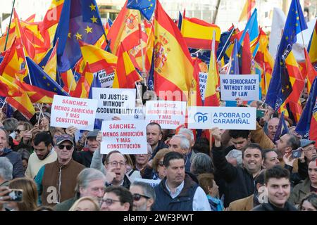 Hunderte von Menschen während einer Demonstration in Madrid, um ihre Ablehnung des Junts-psoe-Paktes am 28. Januar 2024 in Madrid, Spanien, zu zeigen Stockfoto