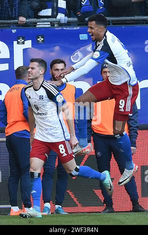 28. Januar 2024, Hamburg: Fußball: Bundesliga 2, Hamburger SV - Karlsruher SC, 19. Spieltag, Volksparkstadion. Der Hamburger Laszlo Benes feiert sein Tor mit Robert Glatzel (r), um es mit 2:2 zu erreichen. Foto: Carmen Jaspersen/dpa - WICHTIGER HINWEIS: Gemäß den Vorschriften der DFL Deutschen Fußball-Liga und des DFB Deutschen Fußball-Bundes ist es verboten, im Stadion und/oder im Spiel aufgenommene Fotografien in Form von sequenziellen Bildern und/oder videoähnlichen Fotoserien zu verwenden oder zu verwenden. Stockfoto