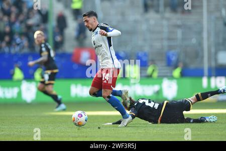 28. Januar 2024, Hamburg: Fußball: Bundesliga 2, Hamburger SV - Karlsruher SC, 19. Spieltag, Volksparkstadion. Hamburgs Ludovit Reis (l) kämpft gegen Karlsruher Sebastian Jung um den Ball. Foto: Carmen Jaspersen/dpa - WICHTIGER HINWEIS: Gemäß den Vorschriften der DFL Deutschen Fußball-Liga und des DFB Deutschen Fußball-Bundes ist es verboten, im Stadion und/oder im Spiel aufgenommene Fotografien in Form von sequenziellen Bildern und/oder videoähnlichen Fotoserien zu verwenden oder zu verwenden. Stockfoto