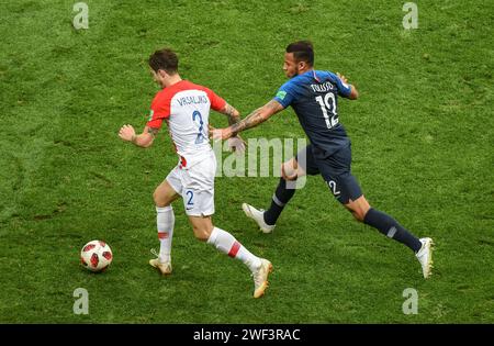 Moskau, Russland – 15. Juli 2018. Die kroatische Fußballnationalmannschaft Sime Vrsaljko und der französische Mittelfeldspieler Corentin Tolisso während der Weltmeisterschaft 2018 f Stockfoto