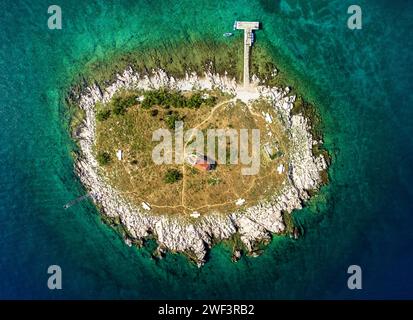 Direkt über der Vogelperspektive auf die wunderschöne Insel San Marino in der Nähe der Küste von Novi Vinodolski, Kroatien Stockfoto