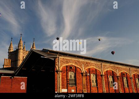 Abendlicher Aufstieg von Heißluftballons über dem Bahnhof Temple Meads während der Bristol International Balloon Fiesta im Jahr 2009. Stockfoto