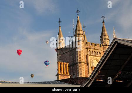 Abendlicher Aufstieg von Heißluftballons über dem Bahnhof Temple Meads während der Bristol International Balloon Fiesta im Jahr 2009. Stockfoto