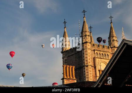 Abendlicher Aufstieg von Heißluftballons über dem Bahnhof Temple Meads während der Bristol International Balloon Fiesta im Jahr 2009. Stockfoto