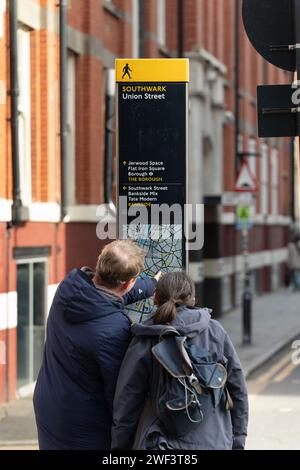 Eine lesbare Straßenkarte in London mit prominenten Sehenswürdigkeiten in Bankside, Southwark, London, SE1 Stockfoto