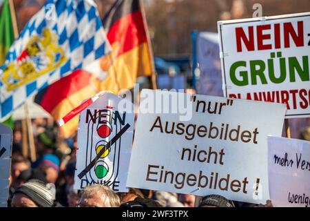 Protestschilder bei der Mittelstand steht auf, Großkundgebung gegen die Ampelpolitik, Theresienwiese, München, 28. Januar 2024 Deutschland, München, 28. Januar 2024, Ampel Nein Danke und weitere Protestschilder bei der Mittelstand stehen auf, Motto einer Protest-Kundgebung auf der Theresienwiese, rotest gegen die Politik der Ampelregierung, organisiert von einem Bündnis Hand in Hand für unser Land , CA. 10,000 Teilnehmer, angesprochen waren u.a. Mittelständler, Handwerker, Bauern, Rentner, Mütter, Protest u.a. gegen Wohnungsnot, Altersarmut, Pflegenotstand, zu viel Bürokratie, Mitorganisator IS Stockfoto