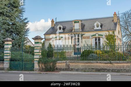 Kleines Haus im traditionellen französischen Stil hinter grünen schmiedeeisernen Geländern Stockfoto