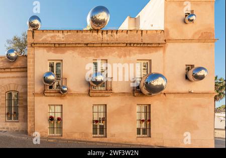 Spanisches Gebäude mit großen silbernen weihnachtskugeln, die Refelktionen der Umgebung zeigen Stockfoto