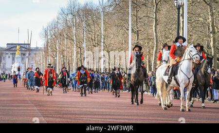 London, Großbritannien. Januar 2024. Die Prozession auf der Mall. Jedes Jahr marschieren die Freiwilligen der englischen Bürgerkriegsgesellschaft mit der Kings Army entlang der Mall in London und zur Horse Guards Parade, zum Gedenken an Karl I., der am 30. Januar 1649 zum Märtyrer wurde. Jedes Regiment in der Nachstellung besteht aus Offizieren, Musketen, gefolgt von der Farbe, Trommlern, Pikeniern und Gepäck (Frauen und Kinder). Quelle: Imageplotter/Alamy Live News Stockfoto