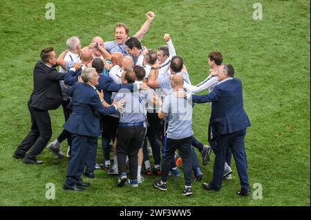 Moskau, Russland – 15. Juli 2018. Der französische Fußballtrainer Didier Deschamps feiert mit seinem Trainer und technischen Personal den Sieg in Worl Stockfoto